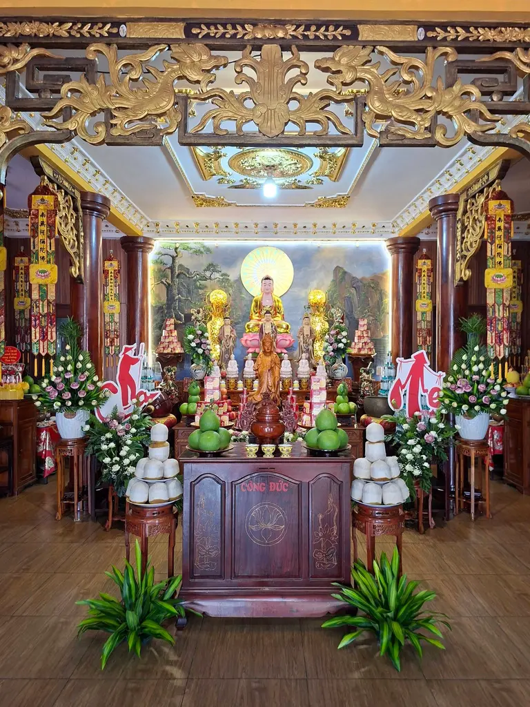 Ban thờ bên trong Chùa Tịnh Ý