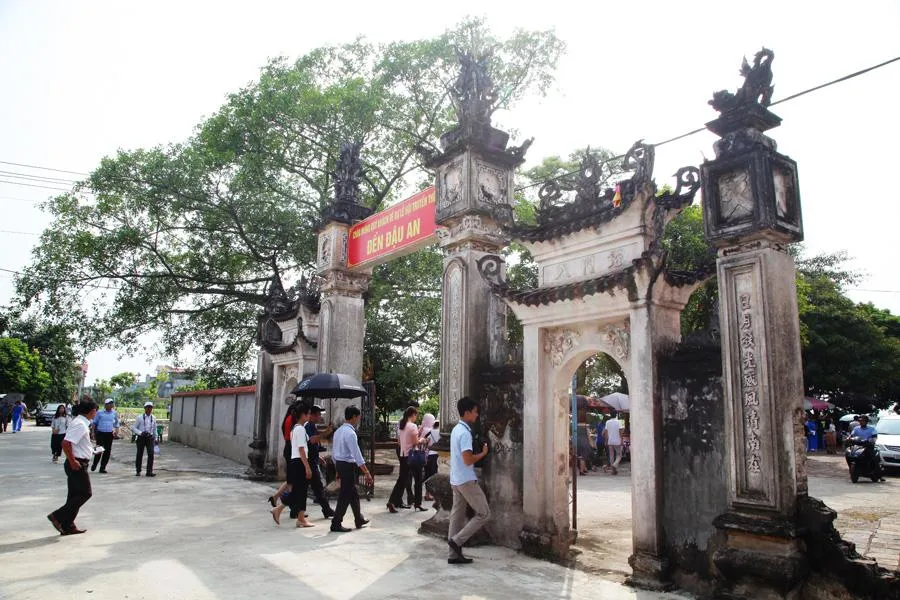 Cổng tam quan Đền An