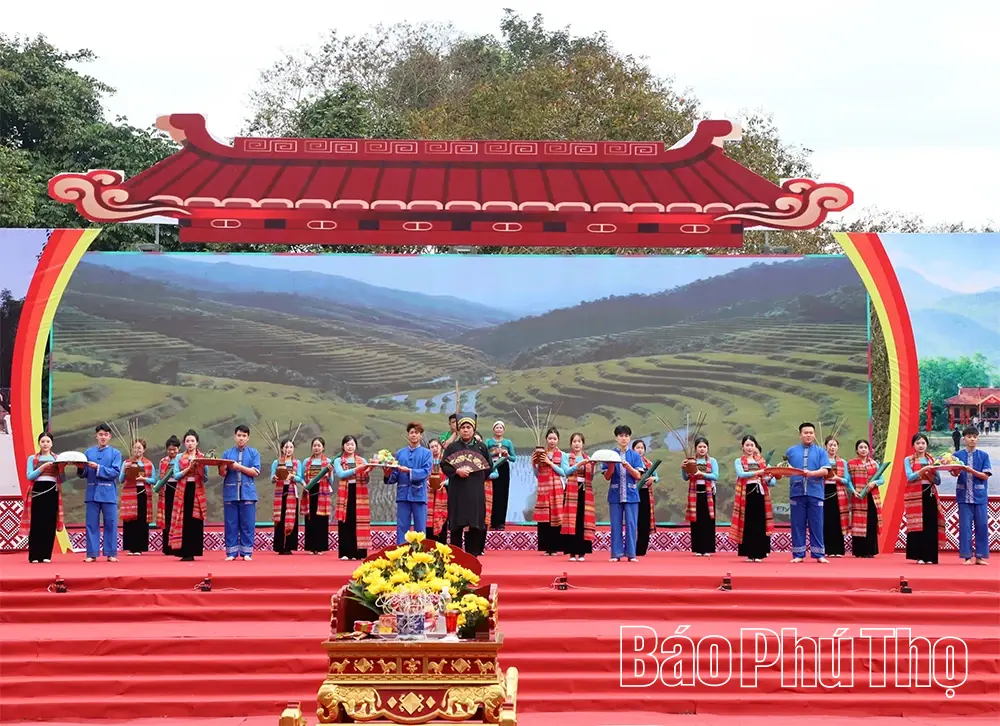 Tái hiện nghi thức lễ cúng cơm mới tại Lễ hội Xên Mường