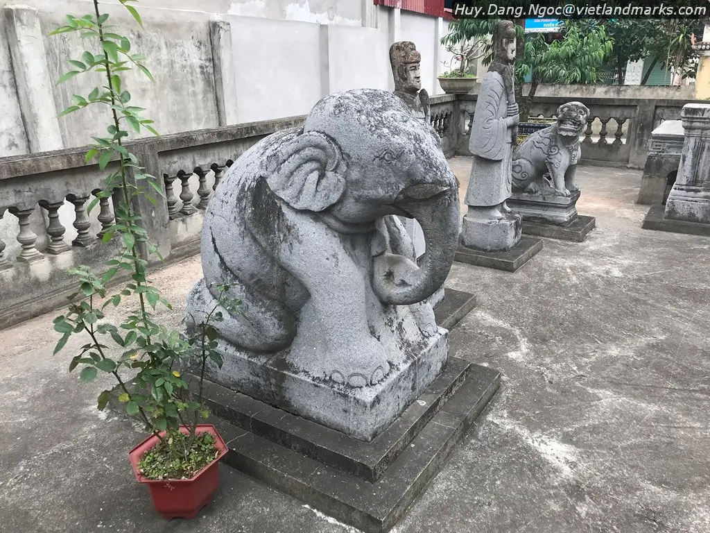 Tượng voi đá tại Lăng Quận Chờ