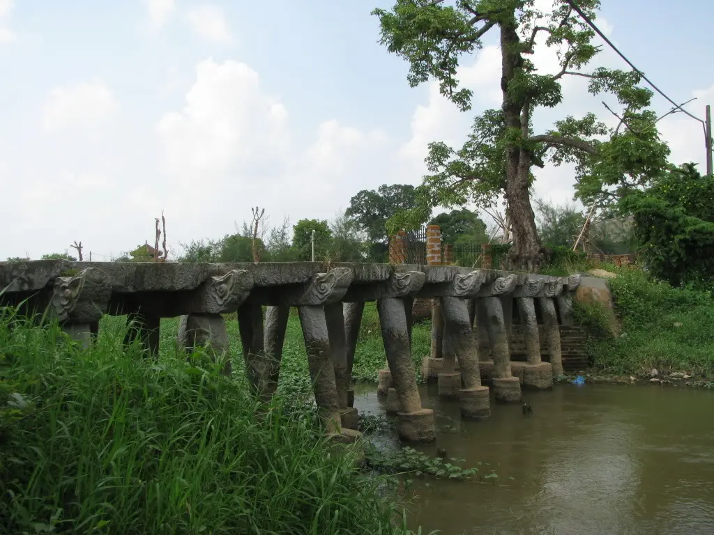 Cảnh quan cầu đá làng Nôm