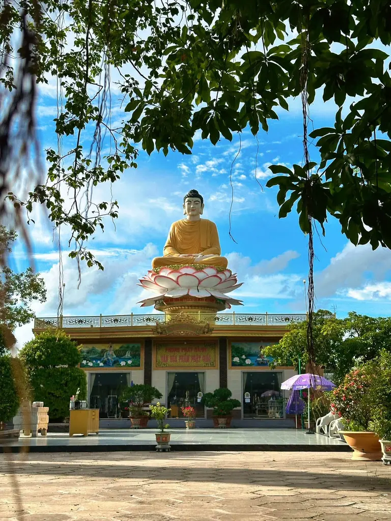 Tượng Phật tại khuôn viên Chùa Hưng Thiện