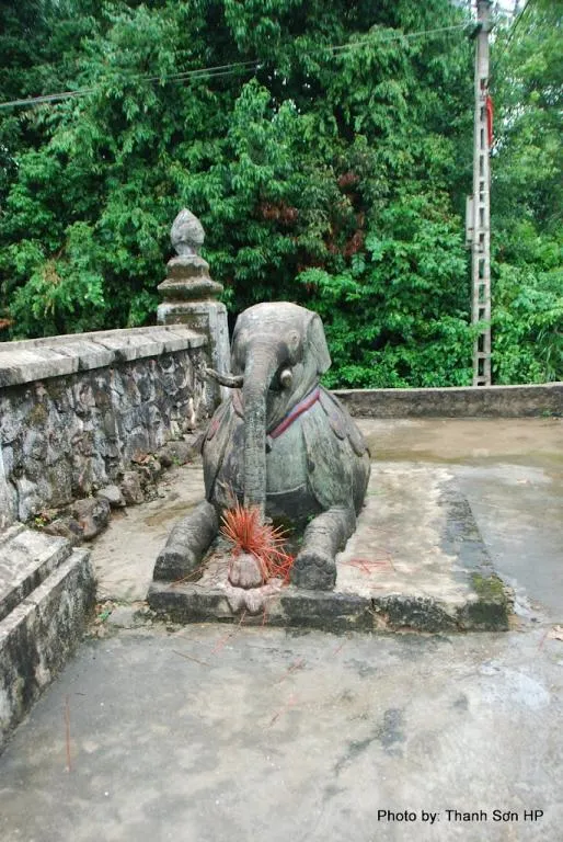 Tượng voi đá trước Đền Tam Lang