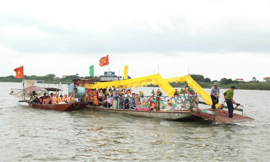 Nghi lễ rước nước và lễ cúng Hà Bá trên sông Hồng tại Hội đình - đền Bổng Điền