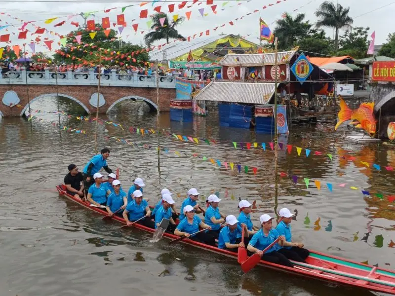 Thi bơi trải tại Hội đền Đồng Xâm]