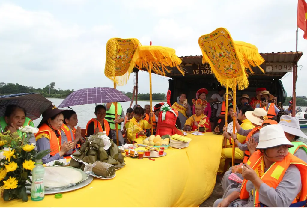 Nghi lễ rước nước và lễ cúng Hà Bá trên sông Hồng tại Hội đình - đền Bổng Điền