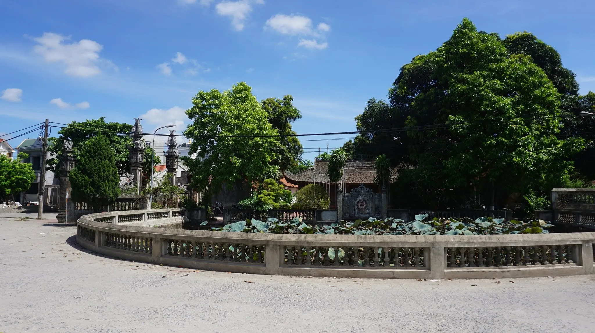 Cảnh quan bên ngoài di tích Đình Thanh Thần