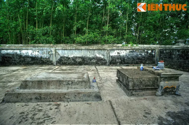 Mộ phần Hoàng đế Nguyễn Phúc Chu tại Lăng Trường Thanh