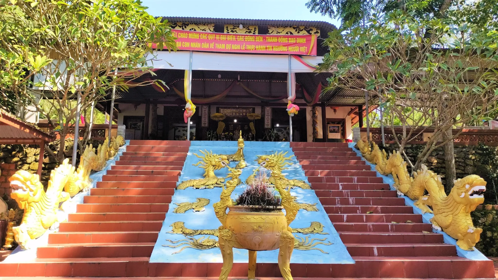 Lối lên Đền Tam Lang