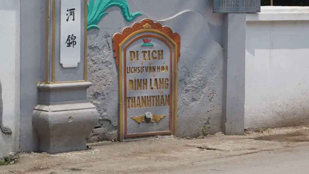 Bảng tên di tích mới bên ngoài cổng Đình Thanh Thần