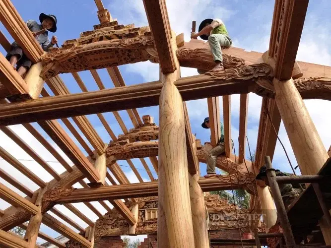 Công trình đang được thực hiện bởi các người thợ làng nghề Phù Yên