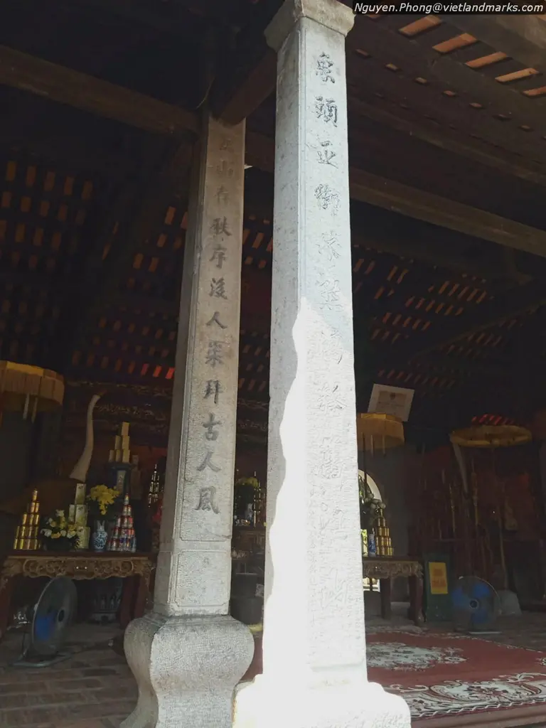 Cột đá tại Khu Di Tích Đền Bà Triệu