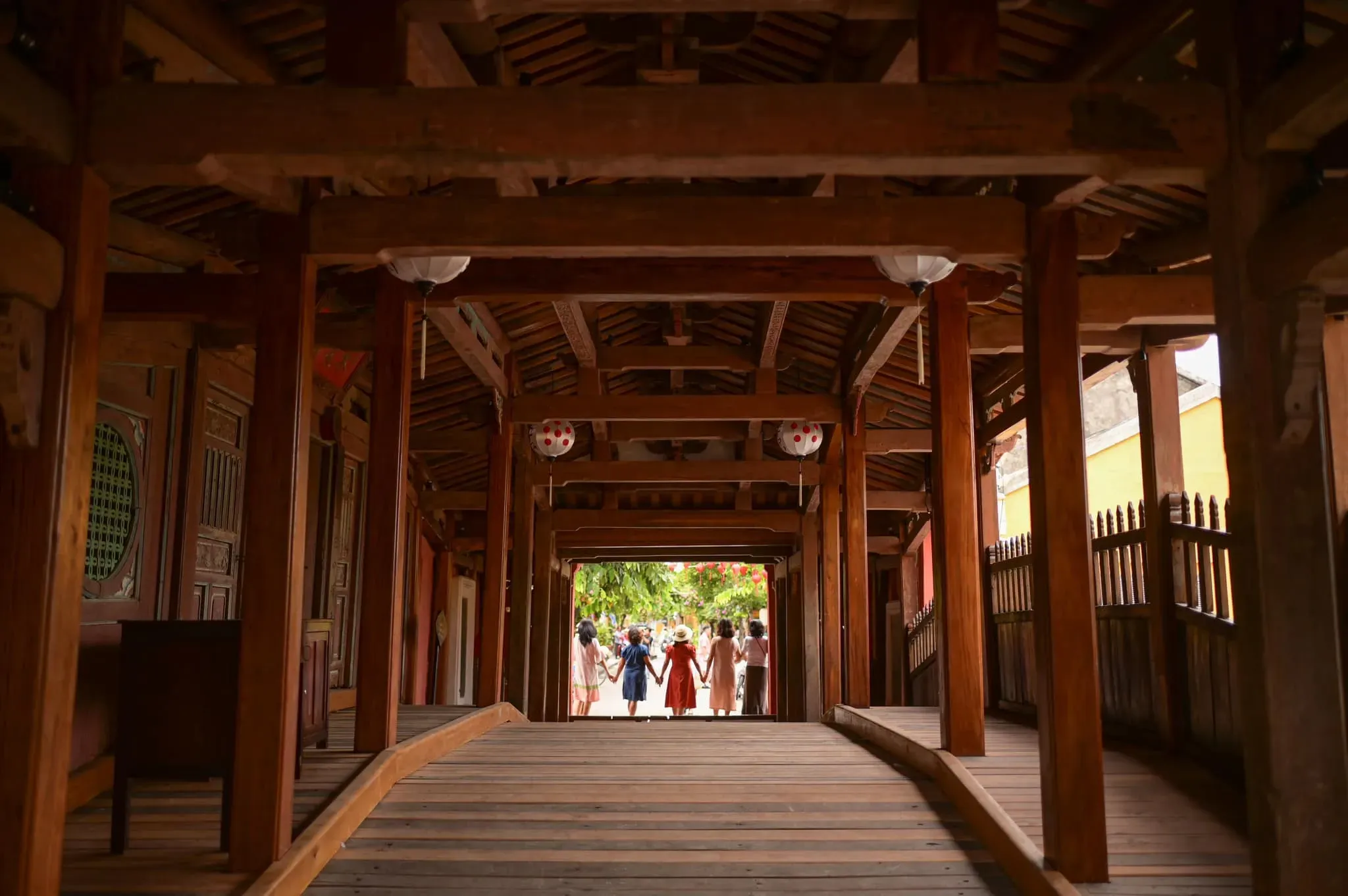 Không gian bên trong Chùa Cầu