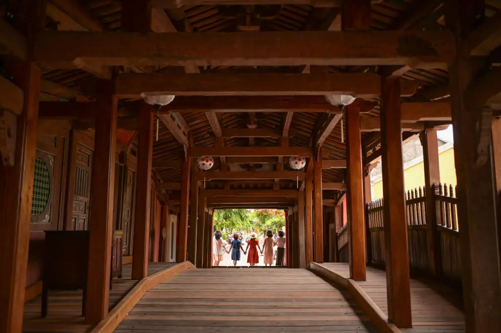 Không gian bên trong Chùa Cầu