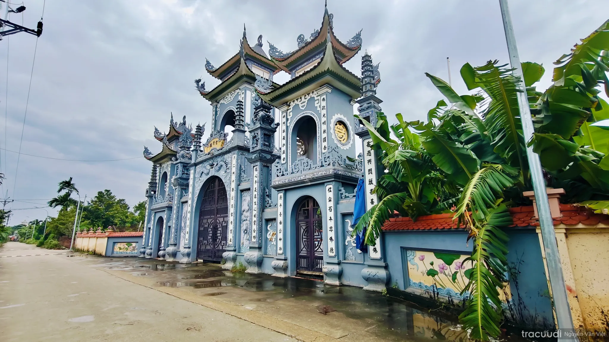 Tam quan chùa Táo nhìn bên phải