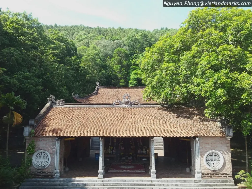 Tam quan Khu Di Tích Đền Bà Triệu