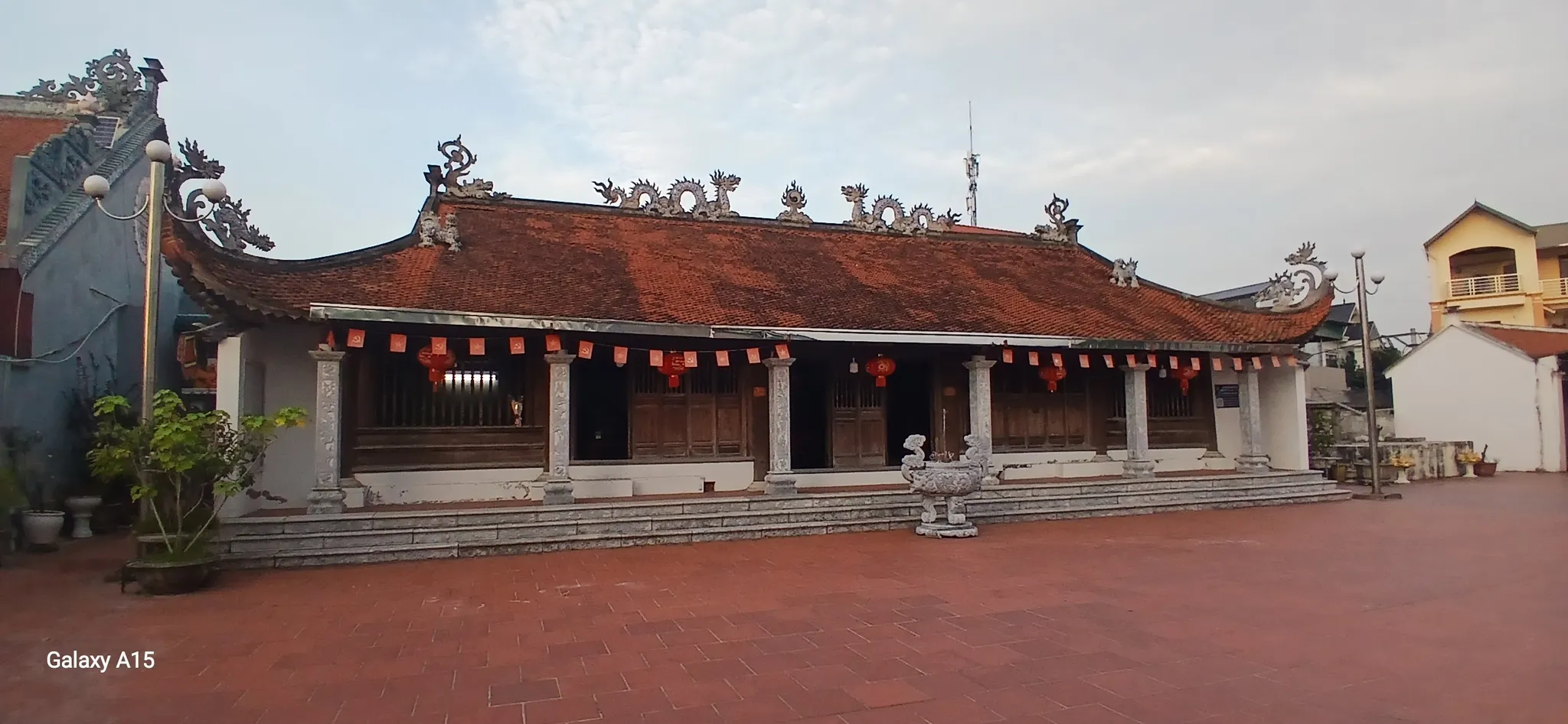 Đình làng Giáp Ngọ hướng nhìn bên phải đình