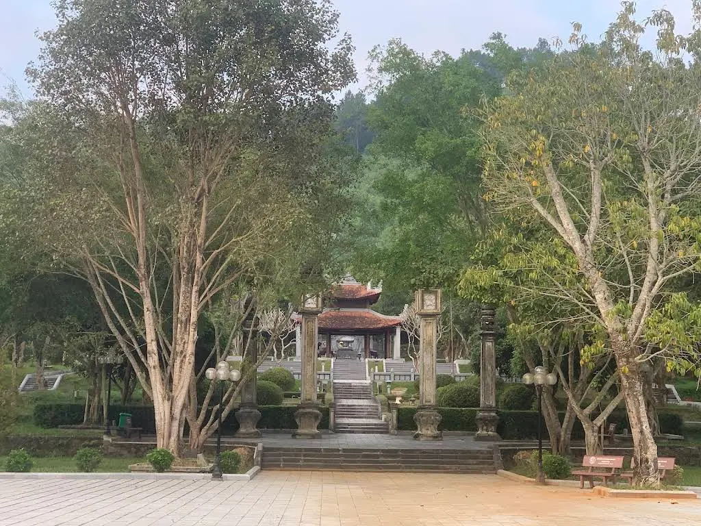 Cảnh quan Quần Thể Di Tích Hải Thượng Lãn Ông Lê Hữu Trác nhìn từ xa