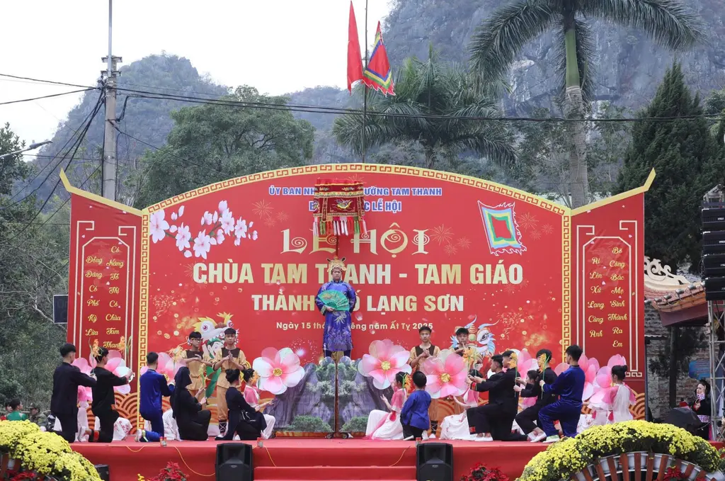 Tiết mục tái hiện danh nhân Ngô Thì Sĩ tại Lễ hội Chùa Tam Thanh - Tam Giáo