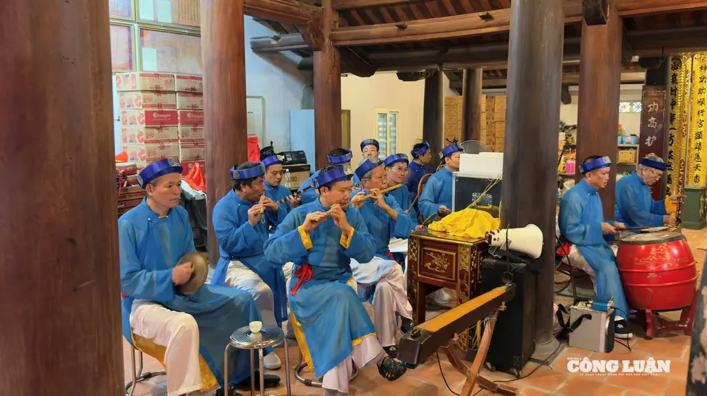 Đội nhạc lễ phục vụ nghi thức tế lễ tại Hội đình Khương Hạ