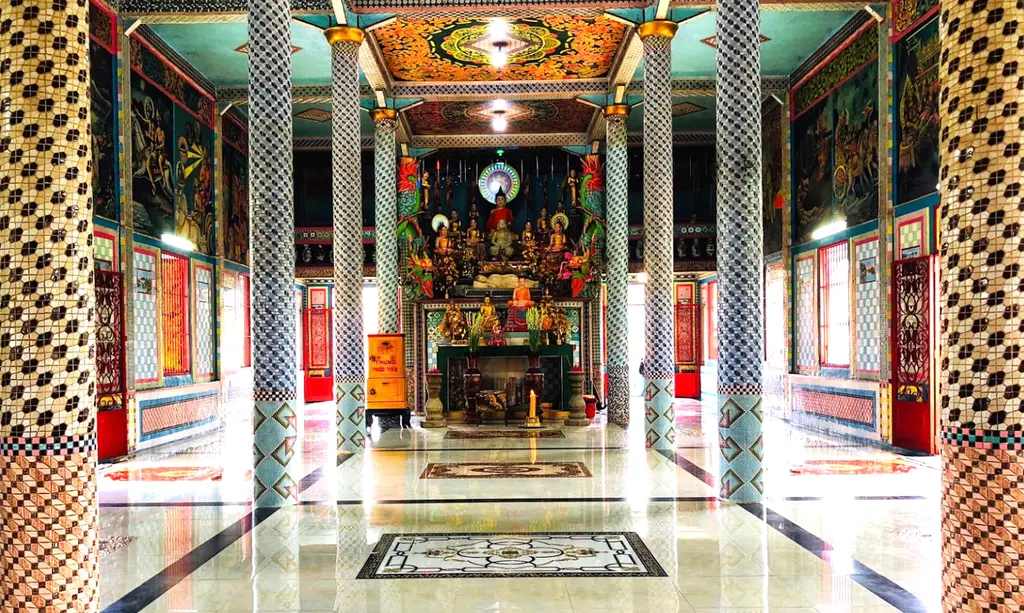 Không gian bên trong Chùa Chén Kiểu