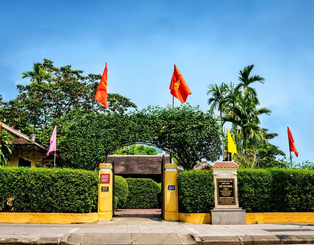 Cảnh quan bên ngoài địa điểm lưu niệm Chủ tịch Hồ Chí Minh