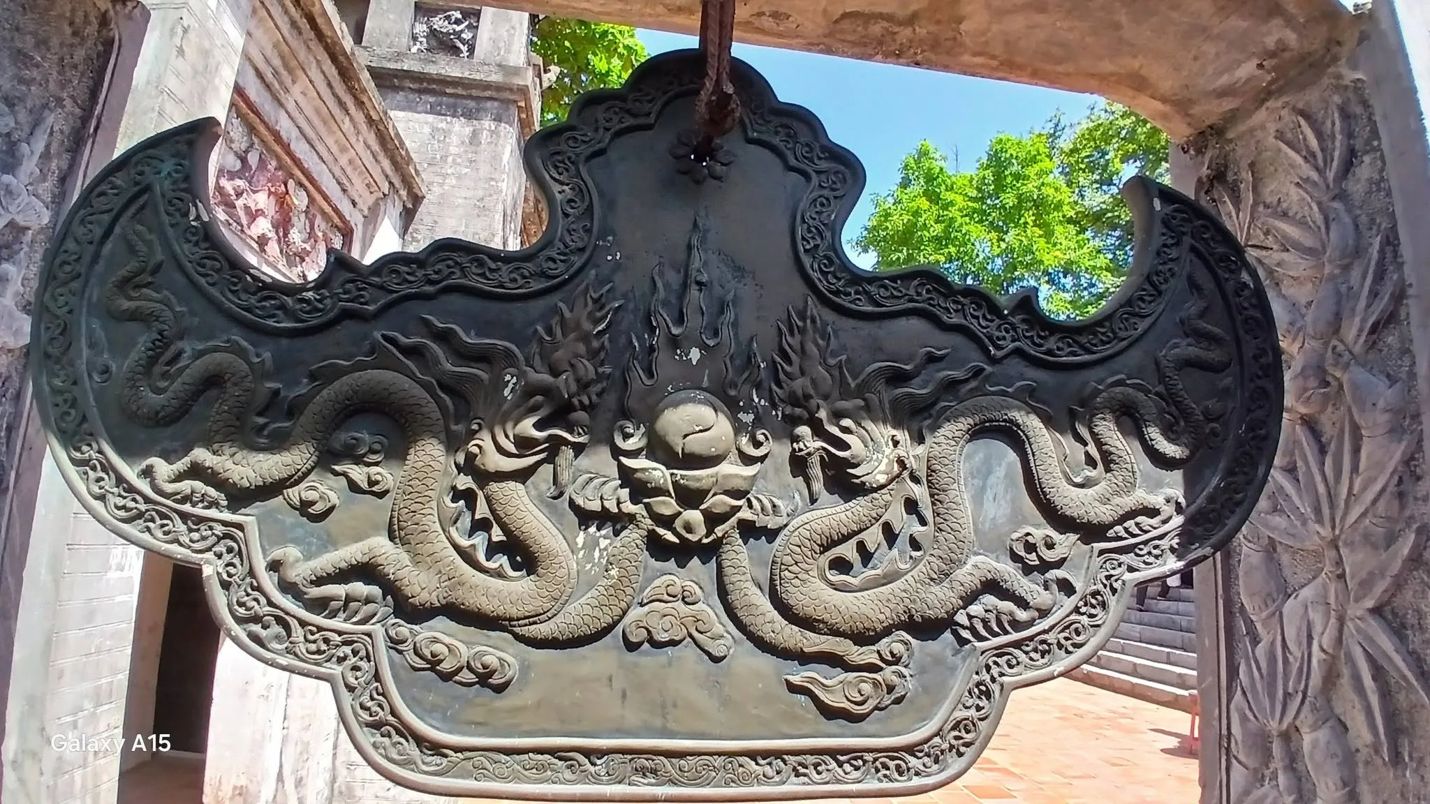 Khánh đồng trong đền thờ Thánh Mẫu