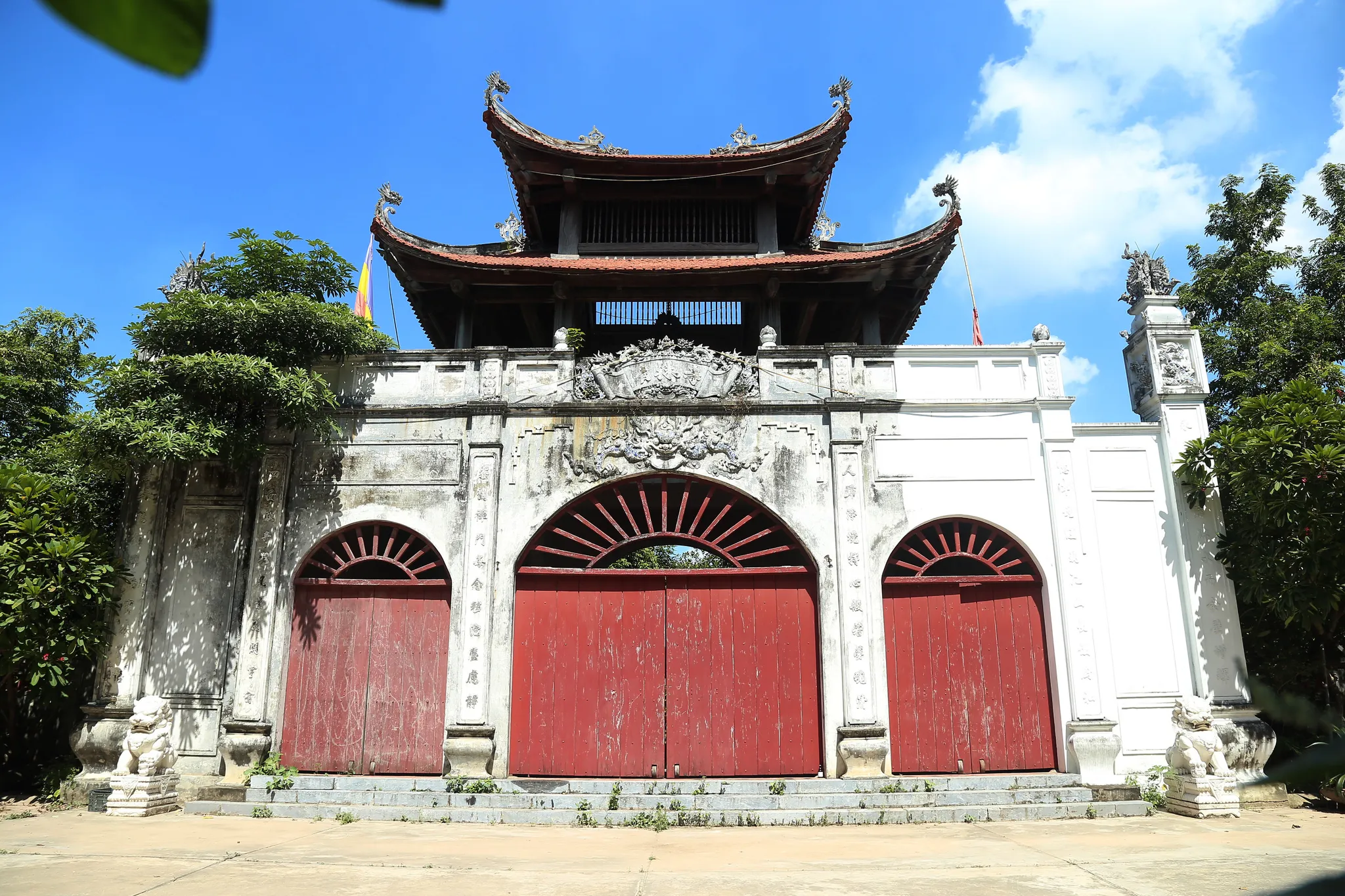 Cổng tam quan chùa Thanh Lâm