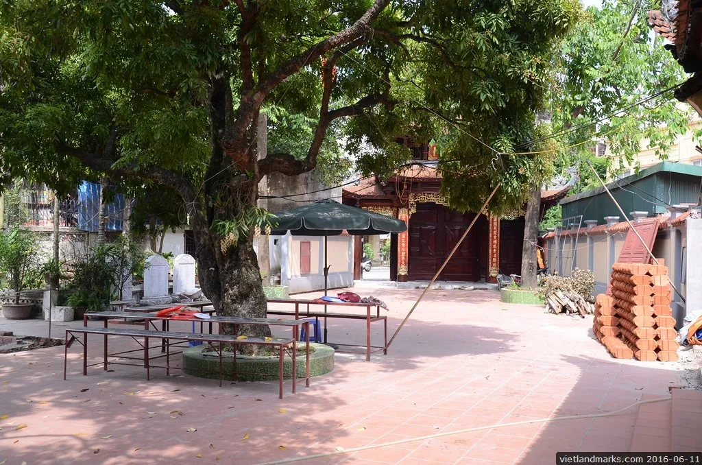 Khuôn viên Đền Lư Giang