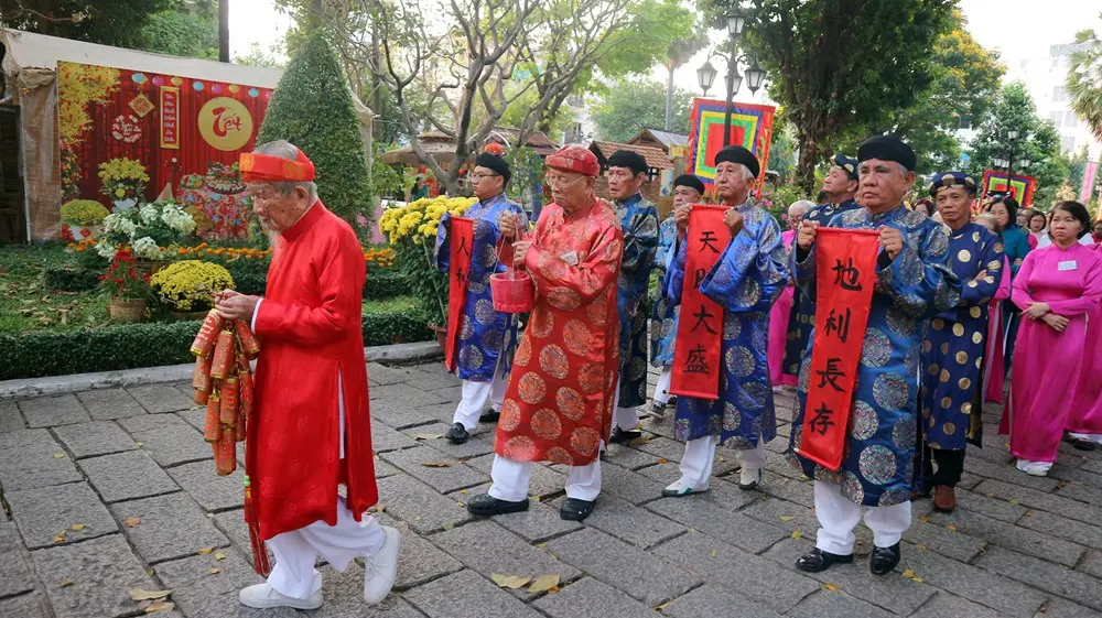 Ban quý tế rước lễ vào đền thờ tại Lễ Khai hạ - Cầu an Lăng Lê Văn Duyệt