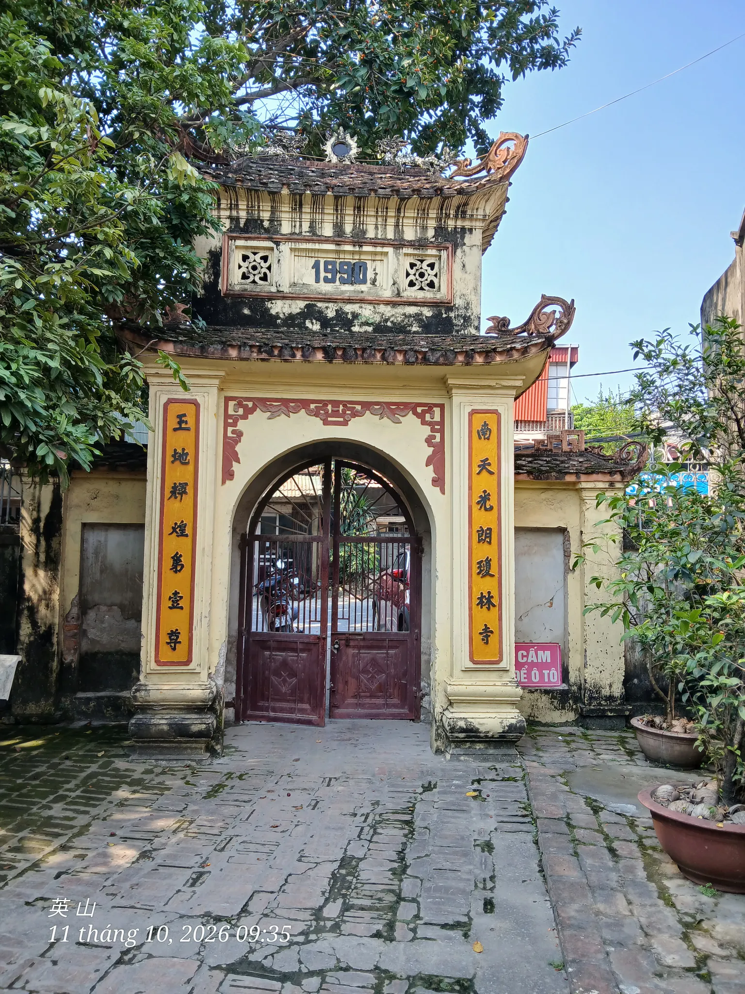 Phía sau cổng chùa Ngọc Mạch