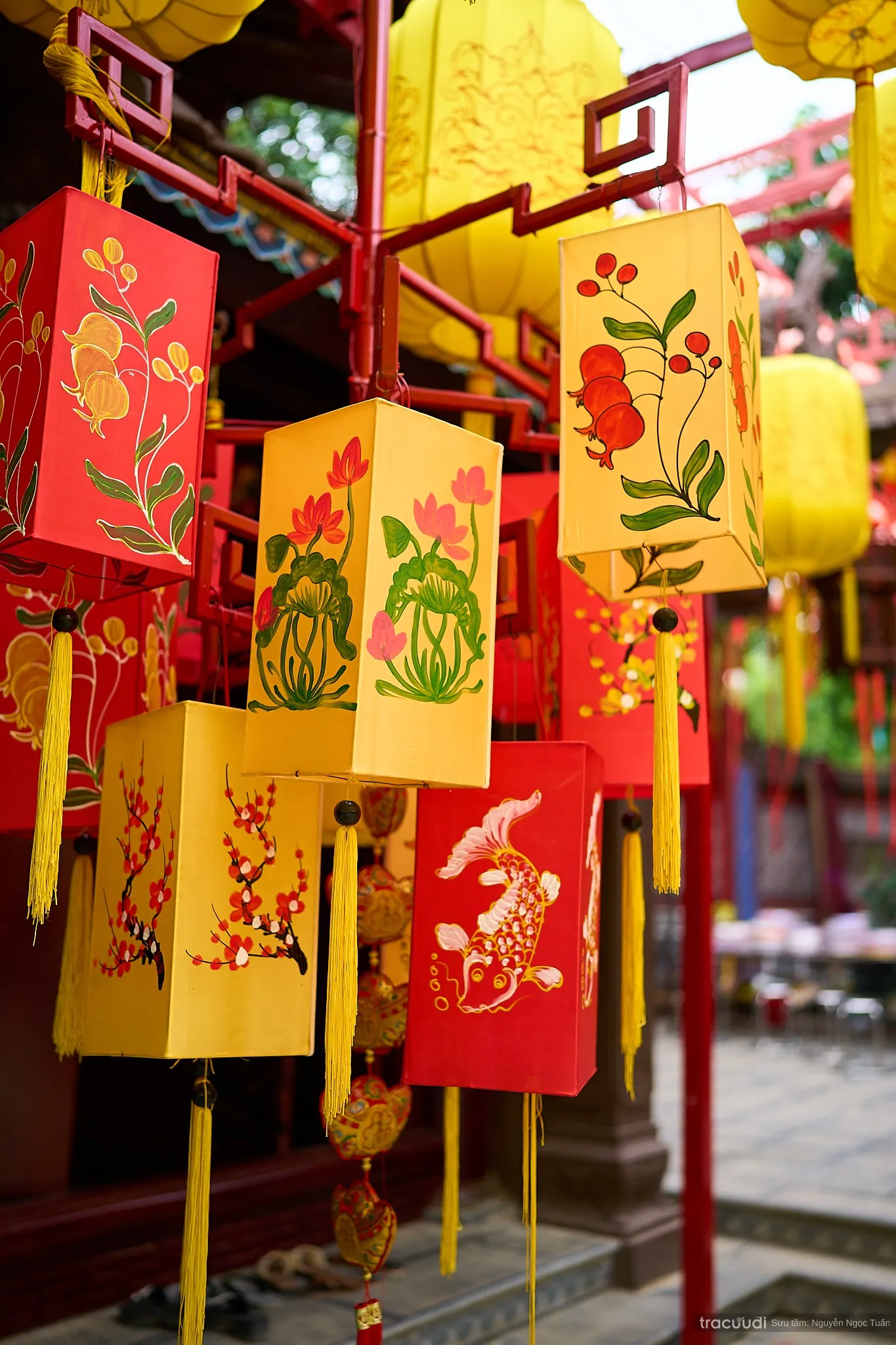 Đèn lồng trang trí trong khuôn viên di tích Đình Ứng Thiên