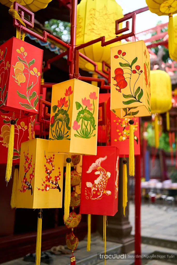 Đèn lồng trang trí trong khuôn viên di tích Đình Ứng Thiên
