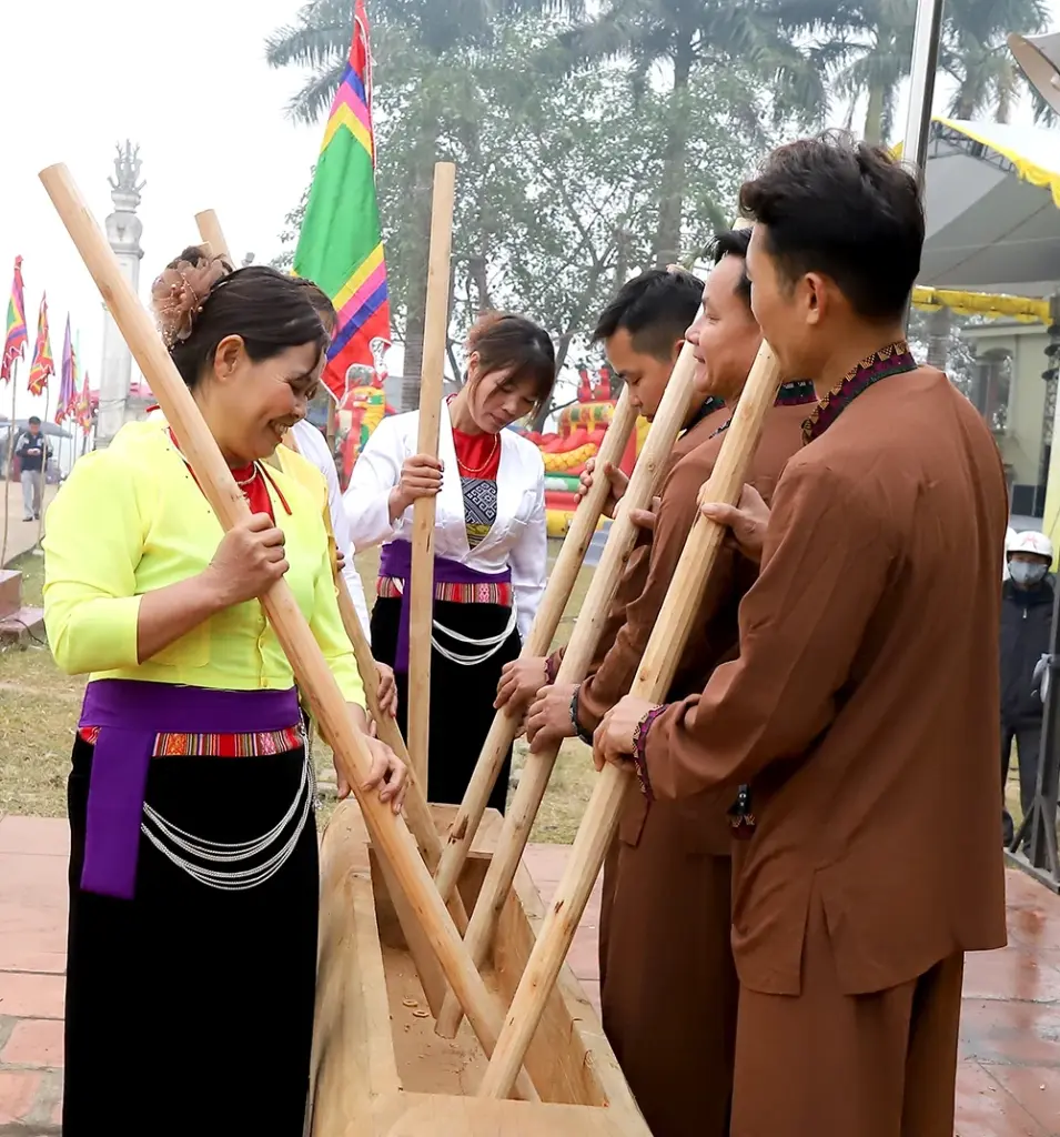Trình diễn đâm đuống trong Lễ hội đình Khoang