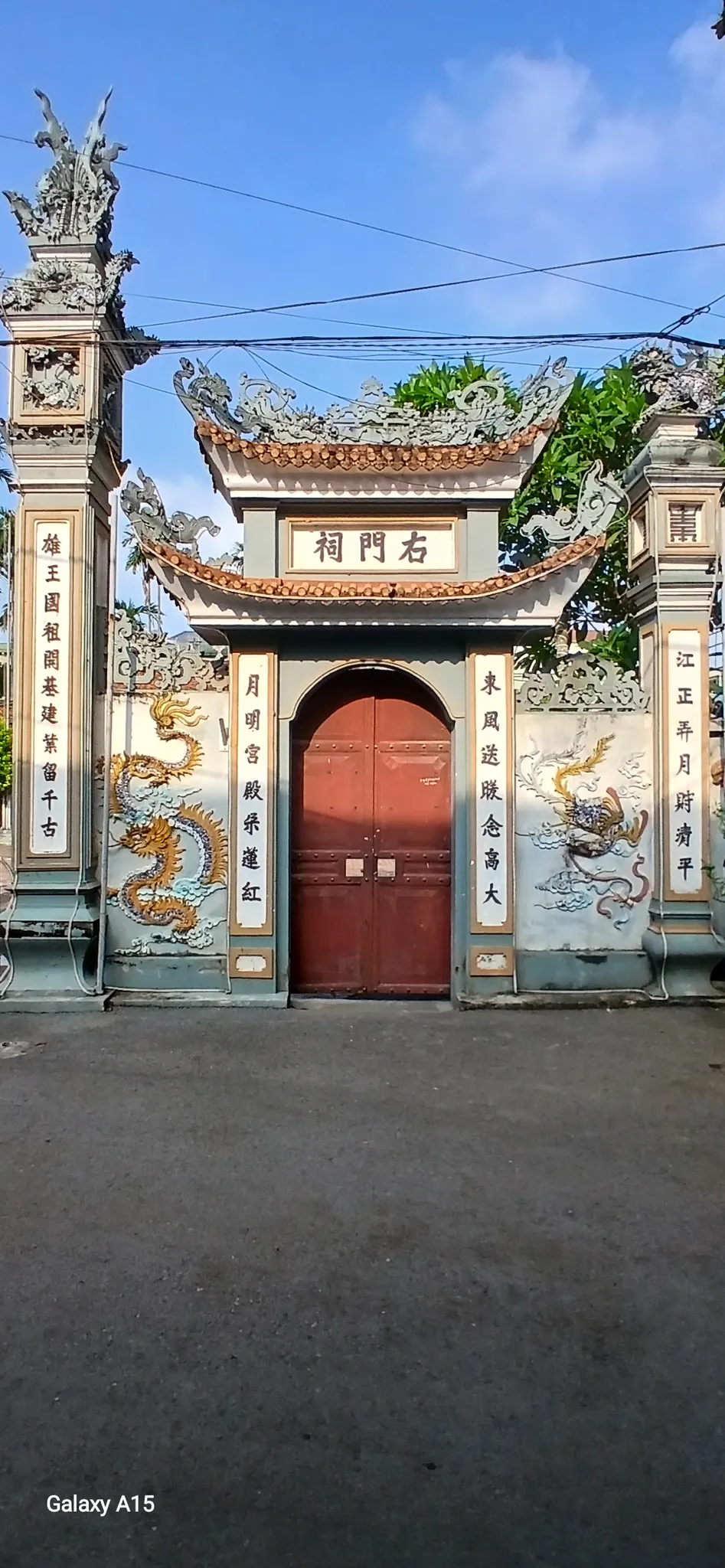 Cổng phụ bên trái của cổng tam quan  đình Giang Chính