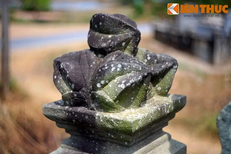 Những trái khế trên cột đá tại Mộ Đốc phủ Cao Minh Thạnh