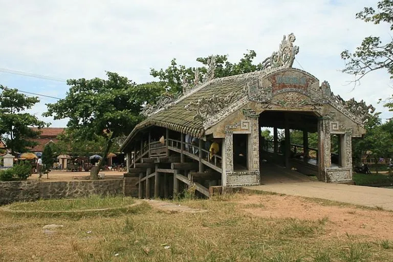 Cảnh quan Cầu ngói Thanh Toàn