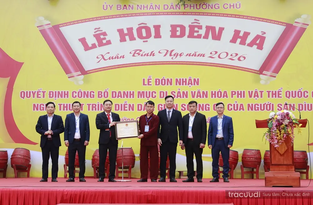 Trao bằng công nhận cho Hội đền Hả