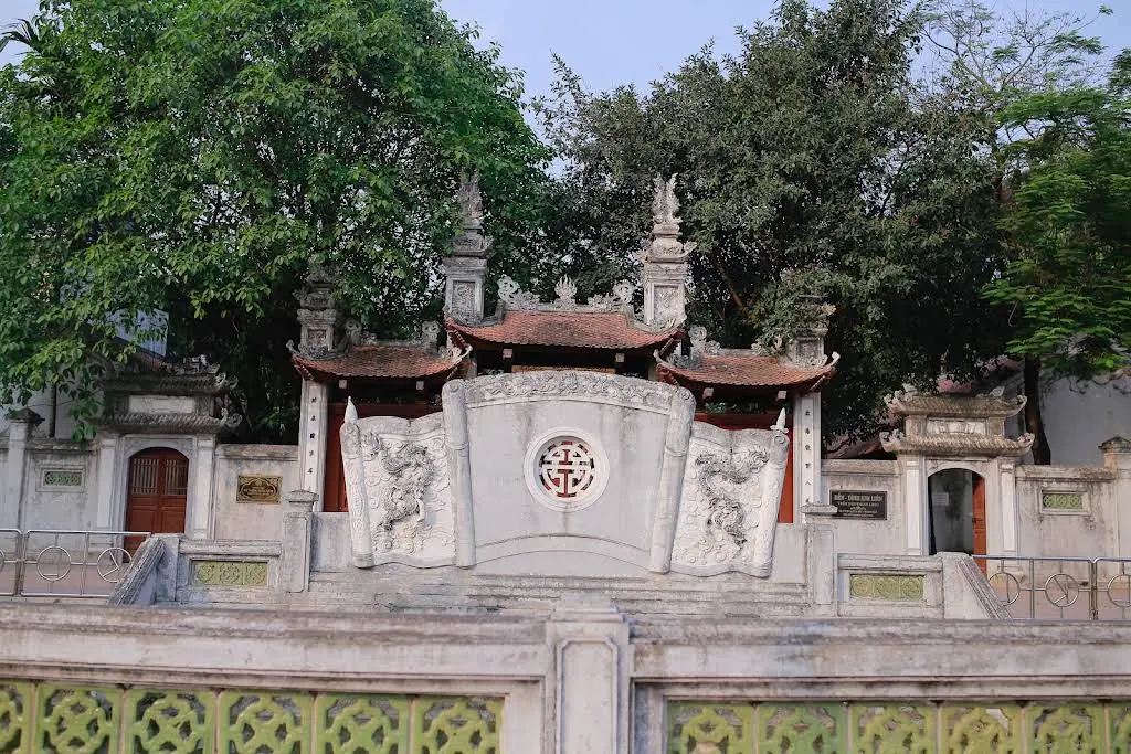 Cảnh quan bên ngoài di tích Đền Thuỵ Khuê