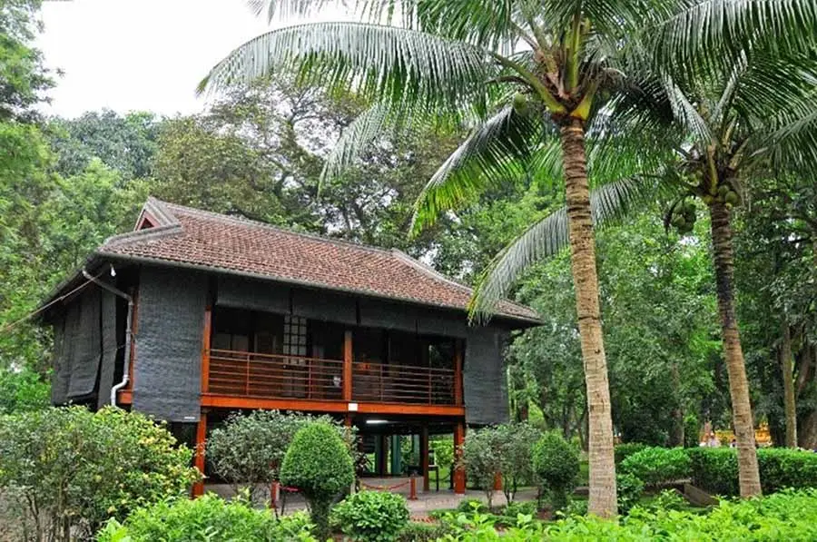 Di tích Nhà sàn Bác Hồ