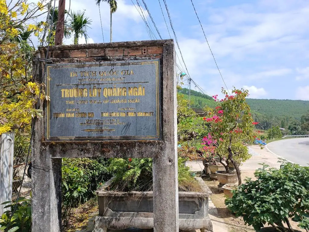 Biển tên di tích Trường Lũy Quảng Ngãi