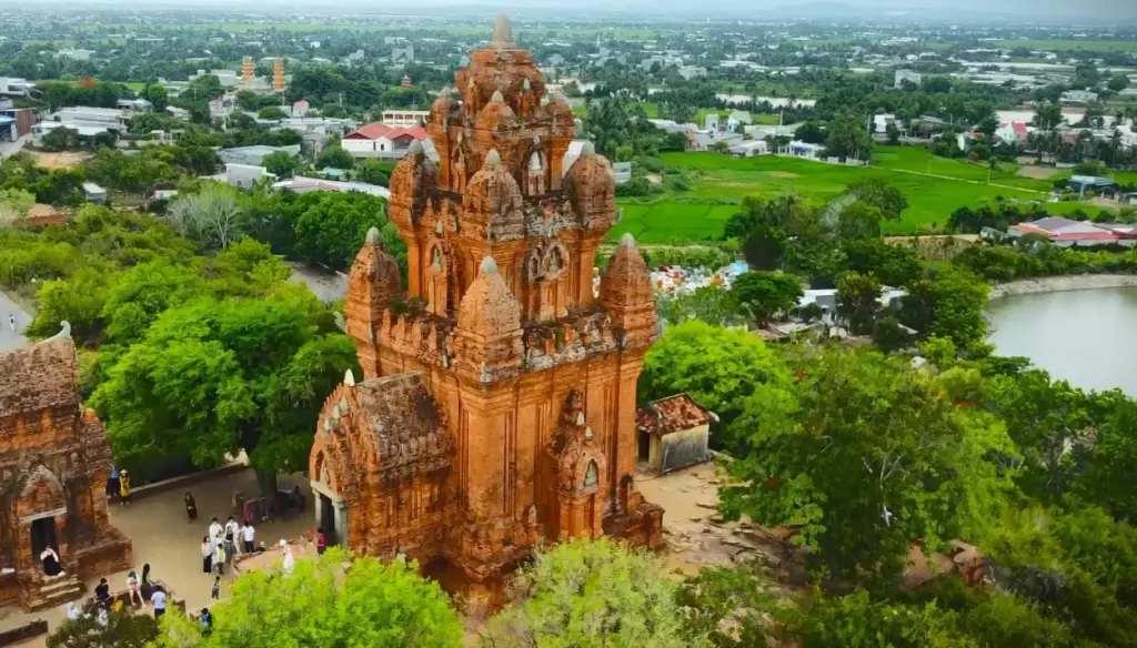 Cảnh quan kiến trúc di tích Tháp Po Klong Garai