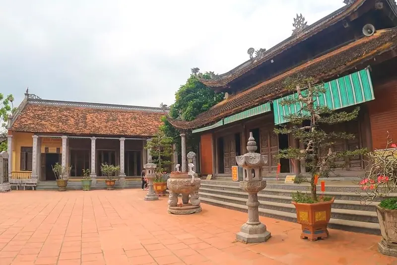 Khuôn viên Chùa Sùng Nghiêm Diên Thánh