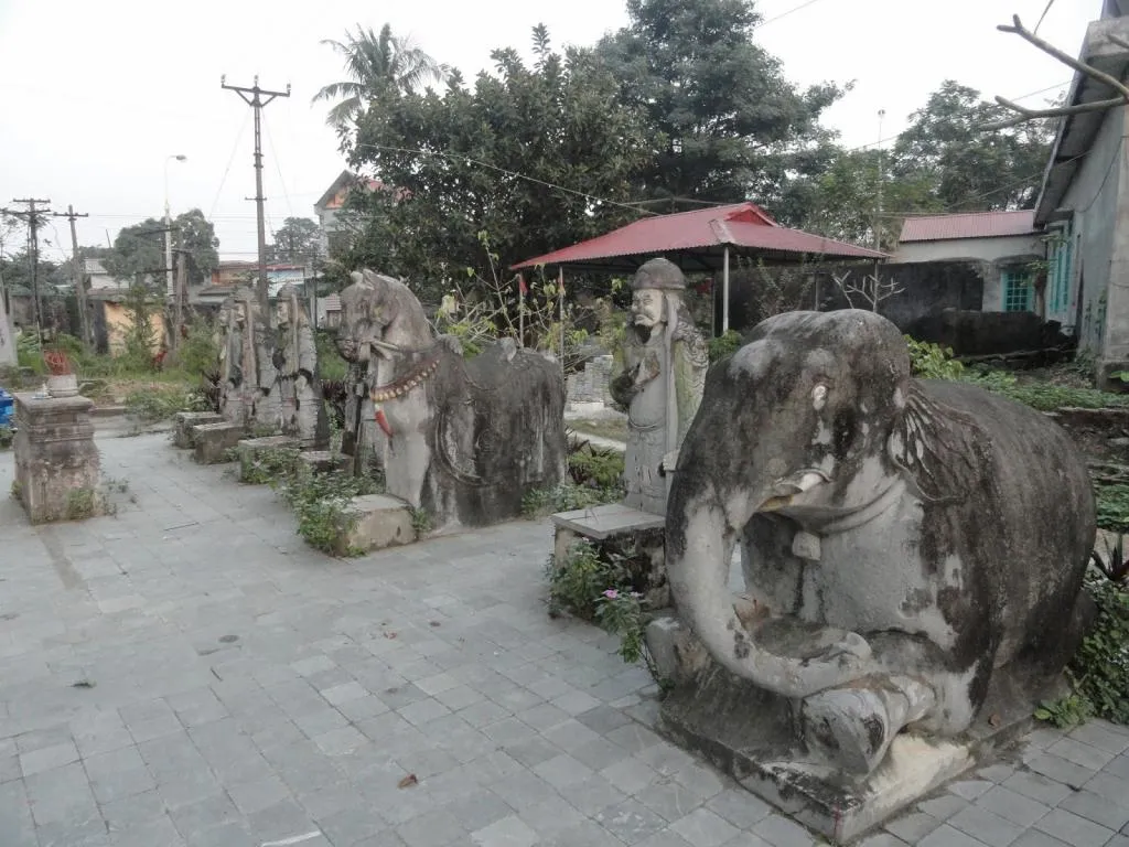 Dãy tượng đá tại Lăng quận Mãn