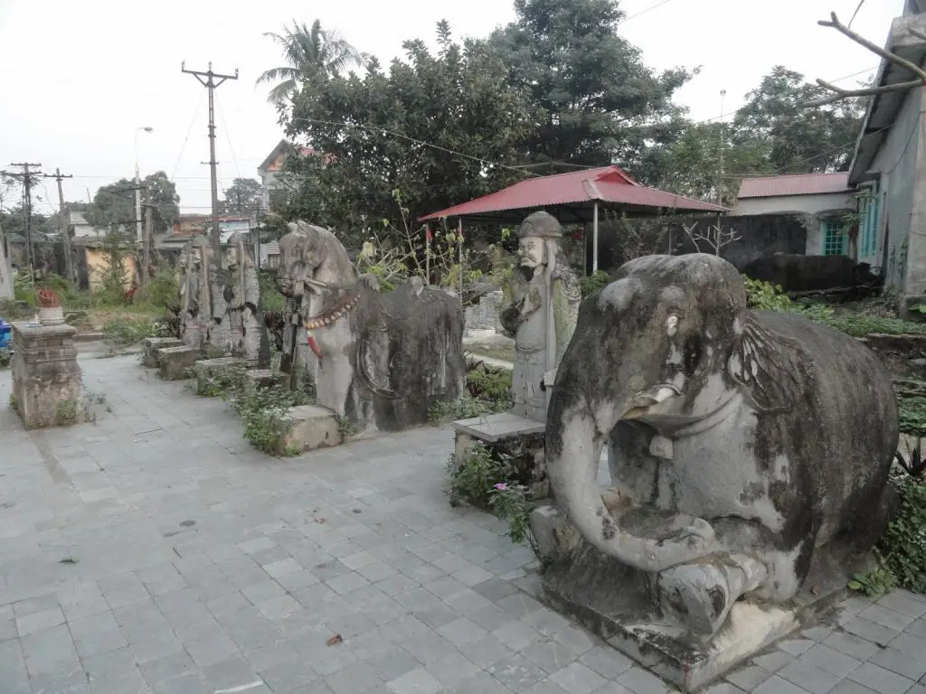 Dãy tượng đá tại Lăng quận Mãn