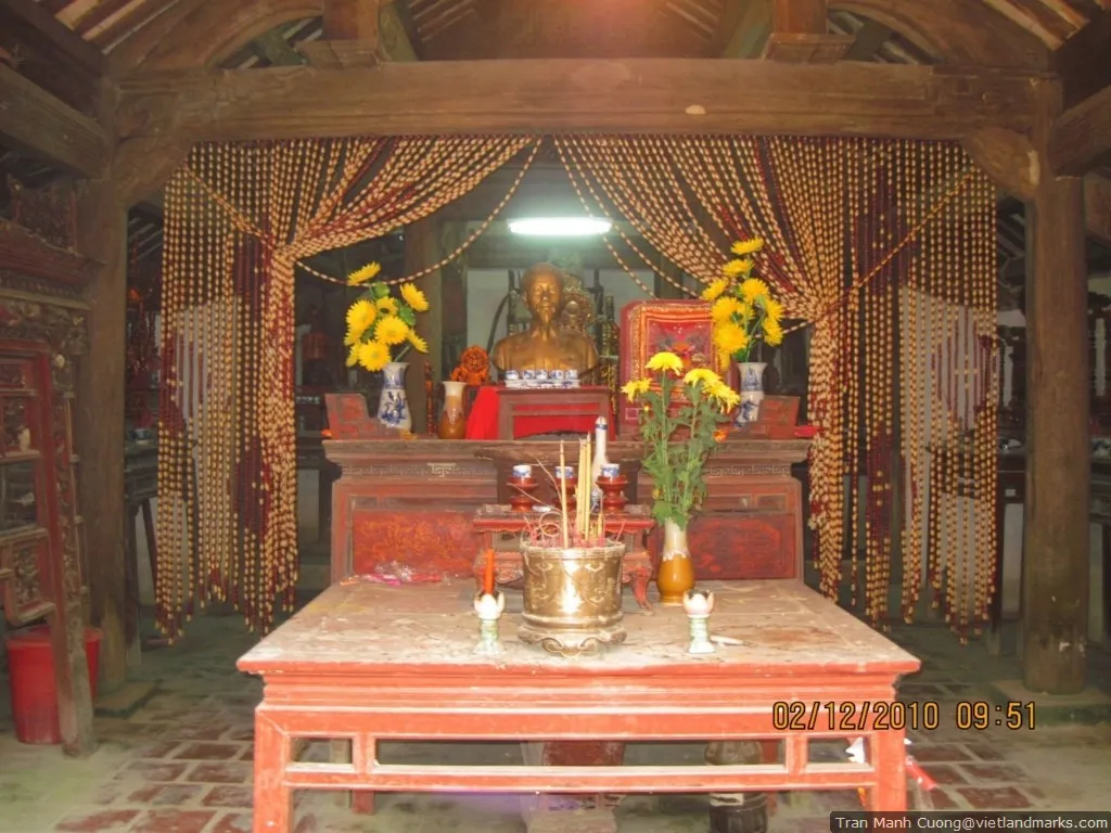 Ban thờ bên trong Đền Cả