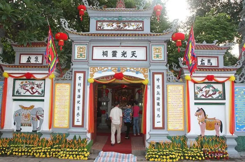 Không gian bên ngoài cổng tam quan Đền Ghềnh