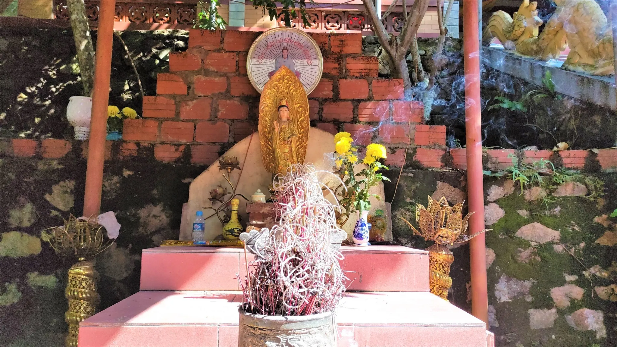 Hạ ban - Thờ phật quan âm, đức di lặc tại Đền Tam Lang