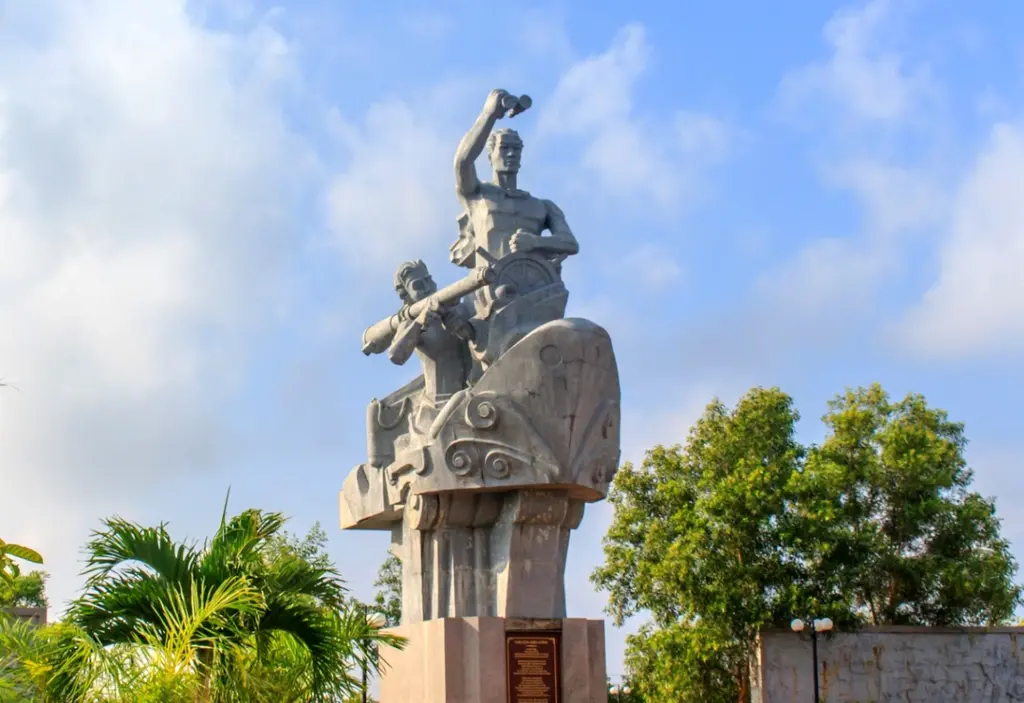 Tượng đài chính tại Di tích Bến Vàm Lũng