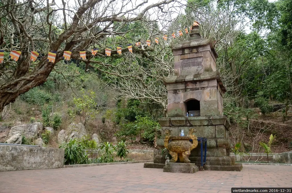 Ngôi tháp lớn phía sau Chùa Thanh Mai